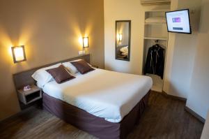 a bedroom with a large bed and a tv at Fasthôtel Périgueux - Un Hôtel FH Confort in Marsac-sur-lʼIsle