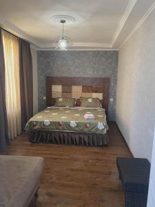 a bedroom with a bed with a green comforter at Apartment Entier apartment in Chakvi