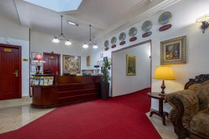 eine Lobby mit Rezeption und rotem Teppich in der Unterkunft Garni Hotel Planeta Inn in Novi Sad