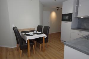 a kitchen and dining room with a table and chairs at Ferienwohnung Dorada in Neukirch