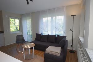 a living room with a couch and a table at Ferienwohnung Dorada in Neukirch