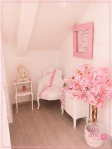 a room with a chair and a table with flowers at Casa Rose, Petit cocon avec jardin dans un quartier calme de Toulon in Toulon
