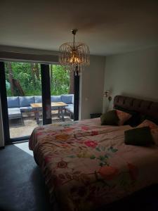a bedroom with two beds and a chandelier at Whispering Pines in Retie