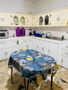a kitchen with a table in the middle of it at Casa céntrica en Paraíso Amplia y cómoda in Paraíso