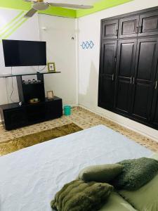 a bedroom with a bed and a flat screen tv at Casa céntrica en Paraíso Amplia y cómoda in Paraíso +2 photos