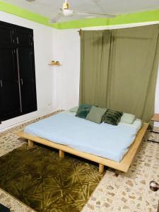a large bed in a room with at Casa céntrica en Paraíso Amplia y cómoda in Paraíso