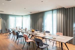 a large conference room with a long table and chairs at SOLLER Business Hotel - Munich Airport MUC in Hallbergmoos