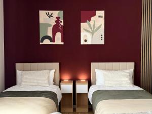 two beds sitting next to each other in a bedroom at Ferienwohnung Eulenwinkel in Pappenheim