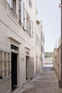 eine leere Gasse zwischen zwei Gebäuden in der Unterkunft Boutique rooms Vis Adults only in Vis