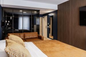 ein Schlafzimmer mit einem großen Bett und einem Fernseher in der Unterkunft Boutique rooms Vis Adults only in Vis + 97 Fotos