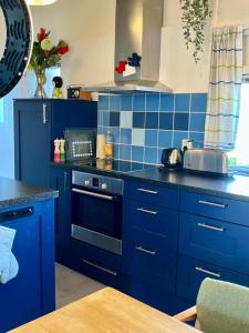 a blue kitchen with blue tiles on the counters at Palm89 in Warmenhuizen