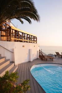 ein Haus mit Swimmingpool direkt am Meer in der Unterkunft Maré Hotel Boutique in Viña del Mar