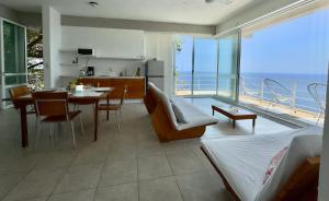 a kitchen and dining room with a view of the ocean at Acantilado Acapulco in Acapulco