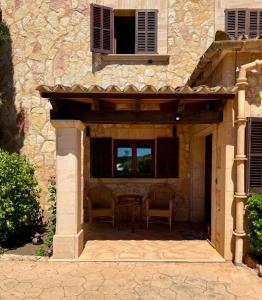 an entrance to a stone house with a table and chairs at Finca Sara Christiana in Campos