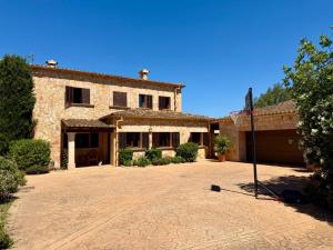 an old stone house with a driveway in front of it at Finca Sara Christiana in Campos +39 photos