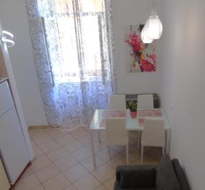 a dining room with a table and chairs and a window at DOS Gardenias B&B in Pozzuoli +10 photos