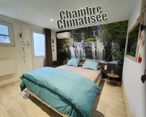 ein Schlafzimmer mit einem Bett und einem Wasserfall-Wandbild in der Unterkunft Chez Stef in Marckolsheim