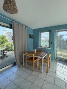 a dining room with a table and chairs at La Petite Maison Bénance in Sarzeau