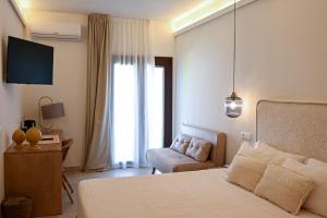 a hotel room with a bed and a couch at Il Monastero in Geremèas