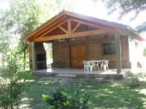 a small cabin with a table and chairs in a yard at Aromas del Mediterraneo Casa de Montaña 2 in Arroyo de Los Patos
