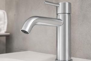 ein silberner Wasserhahn an einem Waschbecken im Badezimmer in der Unterkunft Hotel Genesis in Vignola + 39 Fotos