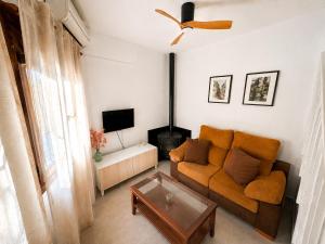 a living room with a couch and a coffee table at Casa Chica in Cazorla
