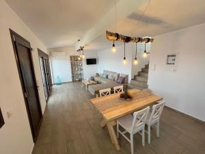 a living room with a table and a couch at Nefeles View in rkadiko Chorio