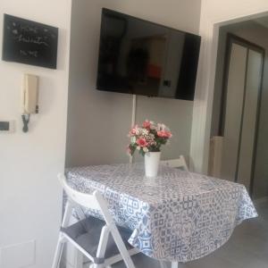 a table with a vase of flowers on it at Bilocale sul Trasimeno in San Feliciano