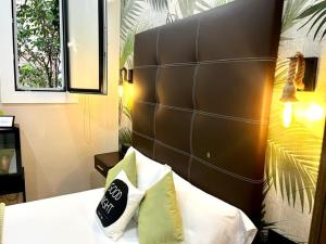 a bedroom with a bed with a large padded headboard at Front Arc in Barcelona