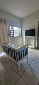 a room with a bench in a room with a window at Casa confortável em Tangará in Tangara da Serra