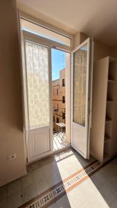 an open door in a room with an open window at B&B Casa di Leo in Brindisi