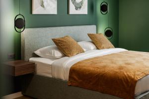 ein Schlafzimmer mit einem großen Bett und grünen Wänden in der Unterkunft Boutique rooms Vis Adults only in Vis