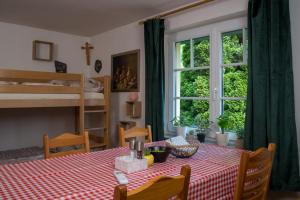 a dining room with a table and a bunk bed at Naturidyll Lavantall in Lading