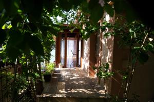 an alley leading to a door in a house at Kućica Pirata in Ulcinj +5 photos