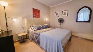a small bedroom with a bed and a window at Apartamento Oasis Tamarindo Vista Al Mar in Corralejo