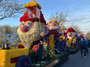 a display of stuffed animals on a float in a parade at The Lighthouse Cabin in Noordwijk