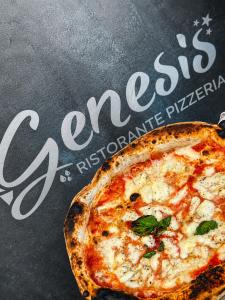 Eine Pizza auf einem Tisch mit dem Wort Casablanca in der Unterkunft Hotel Genesis in Vignola