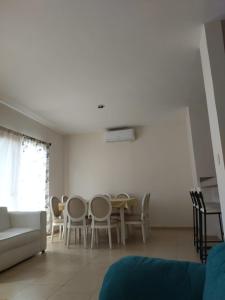 ein Wohnzimmer mit Tisch und Stühlen in der Unterkunft Hermosa Casa de 4 habitaciones en Tixcacal, Mérida in Tixcacal