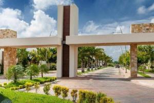 ein großes weißes Gebäude an einer Straße in der Unterkunft Hermosa Casa de 4 habitaciones en Tixcacal, Mérida in Tixcacal
