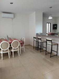 ein Esszimmer mit Tisch und Stühlen in der Unterkunft Hermosa Casa de 4 habitaciones en Tixcacal, Mérida in Tixcacal + 9 Fotos
