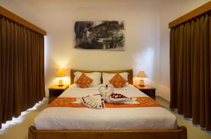 Ein Bett oder Betten in einem Zimmer der Unterkunft Sandi Agung Villa