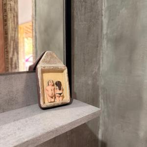 a small figurine of two people sitting on a shelf at Kcasa13 in Corumbau