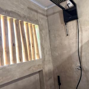a shower with a window in a bathroom with a shower at Kcasa13 in Corumbau +21 photos