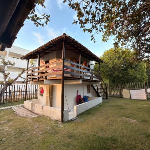 a house with a balcony with people on it at Kcasa13 in Corumbau