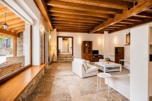 a living room with a couch and a table at Casa Llanes con Jardín, Vistas y Barbacoa – Maruja in La Pereda de Llanes