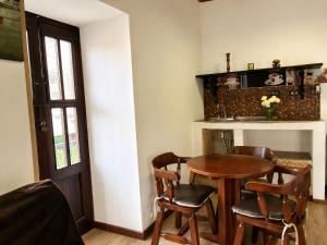 a dining room with a table and some chairs at Chalet de carmelita in Nobsa