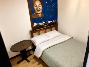 a small bedroom with a bed and a table at Chalet de carmelita in Nobsa