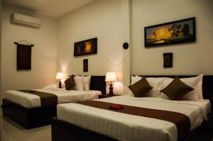 um quarto de hotel com duas camas e duas lâmpadas em Private Boutique Home with Pool, The Fin Inn em Siem Reap