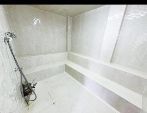 a bathroom with a shower with a shower at Apartamento san gil plaza in San Gil