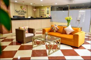a living room with two couches and a coffee table at Apartamento san gil plaza in San Gil